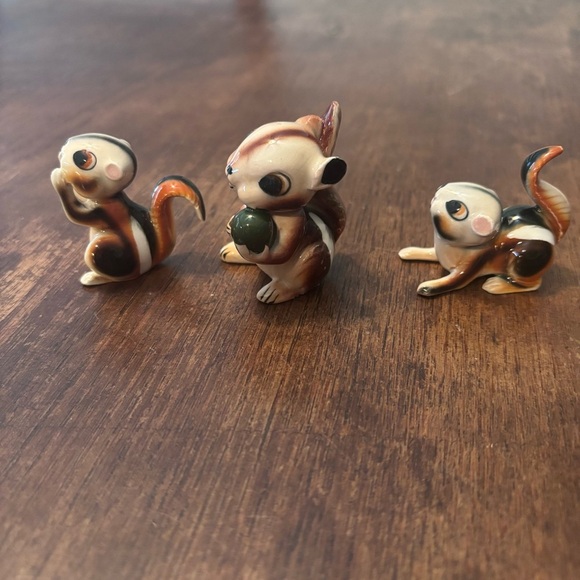Vintage Set of 3  Ceramic Chipmunks Mom with Nut and 2 Babies - Picture 3 of 6